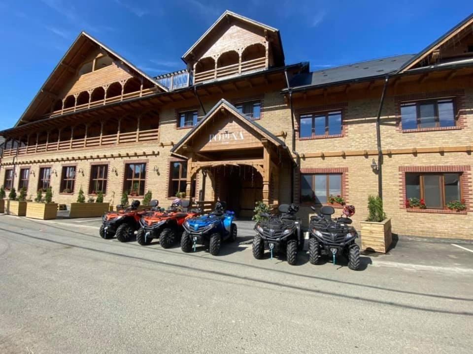 una fila de motocicletas estacionadas frente a un edificio en Podina Resort Hotel & Spa, en Ungureni