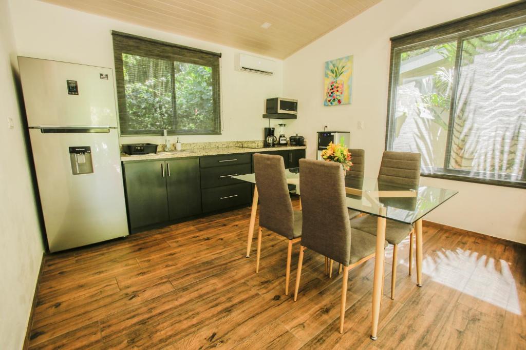 Kuchyň nebo kuchyňský kout v ubytování Alloro Jungle Villas