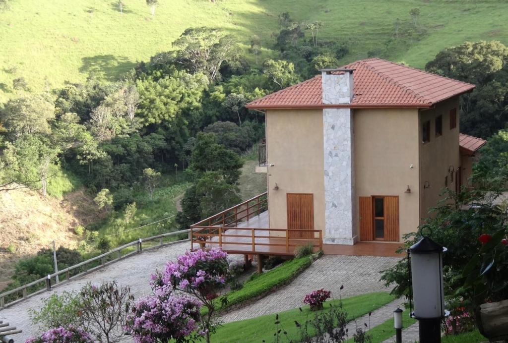 een klein huis op een heuvel met uitzicht bij Villa Piccola Italia in Santo Antônio do Pinhal