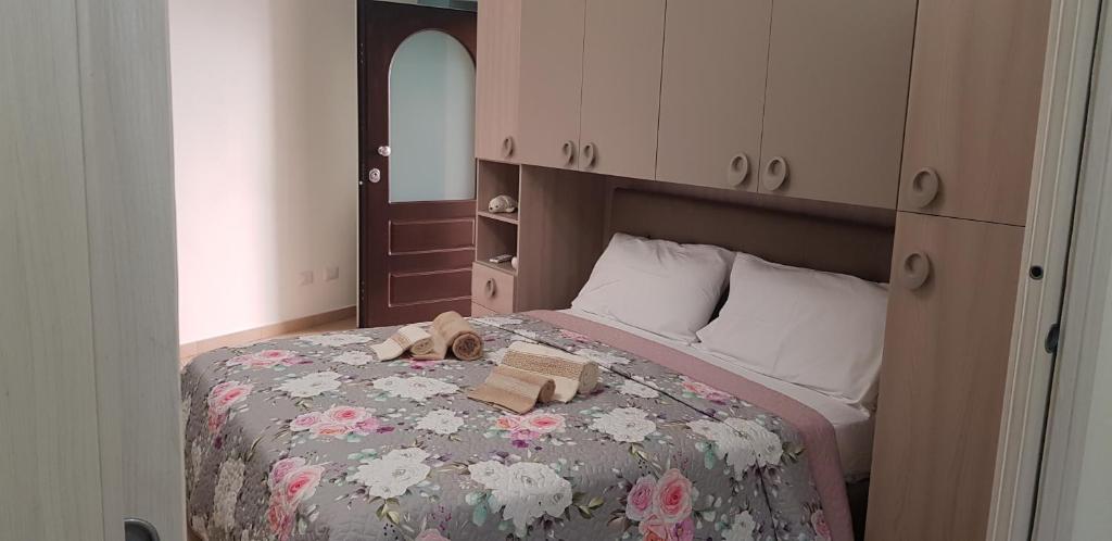 1 Schlafzimmer mit einem Bett mit Blumenbettdecke in der Unterkunft casa anna in Vico Equense
