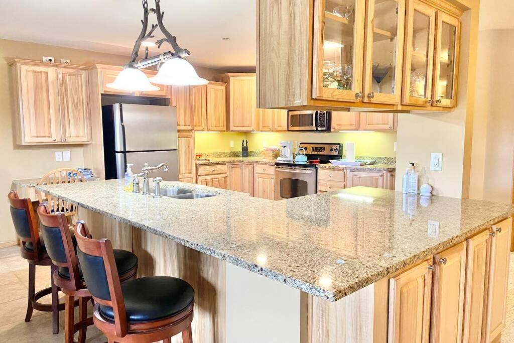 Spectacular condo on Castle Rock Lake at Northern Bay Resort, Arkdale