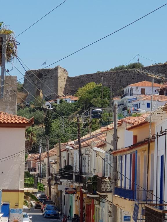 uitzicht op een stad met huizen bij KORONI MARE APARTMENTS in Koroni