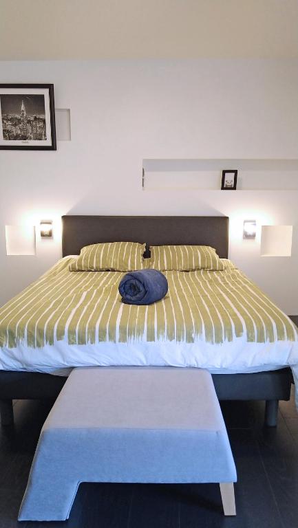 - une chambre avec un lit doté d'un chapeau bleu dans l'établissement 15 Les Ours, à Plouër-sur-Rance