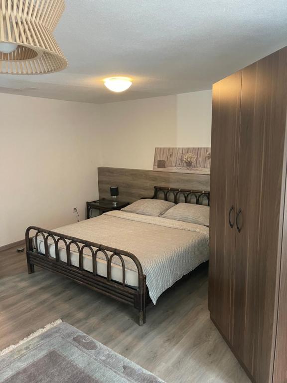 Haus Alpenhof في فيسين: غرفة نوم بسرير كبير وخزانة خشبية
