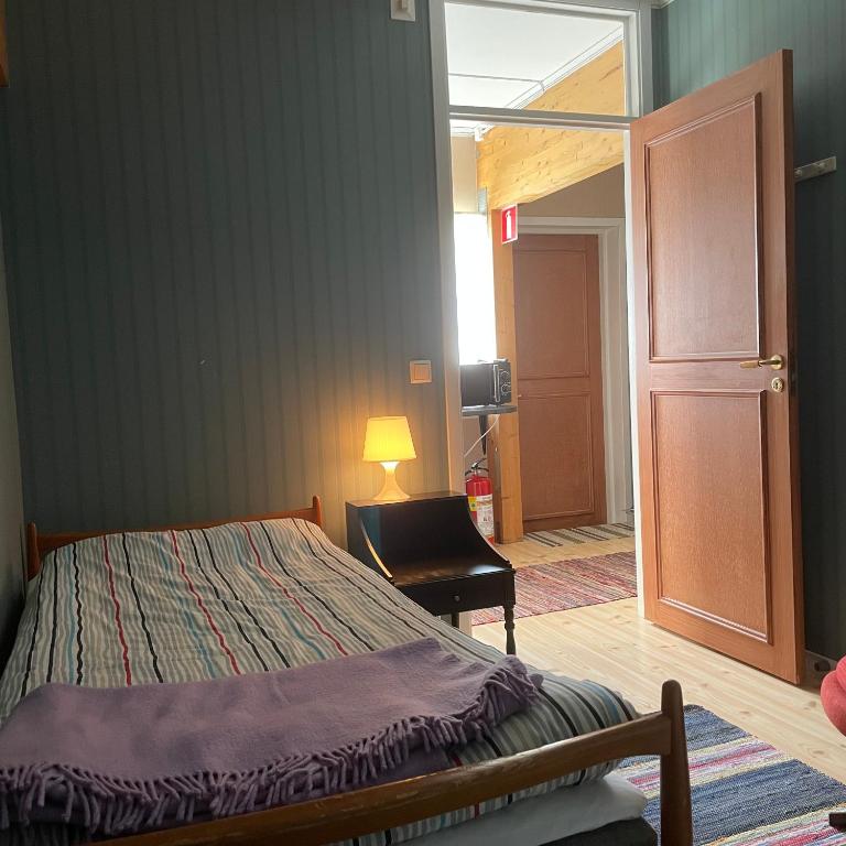 Postel nebo postele na pokoji v ubytování Klefstad gård