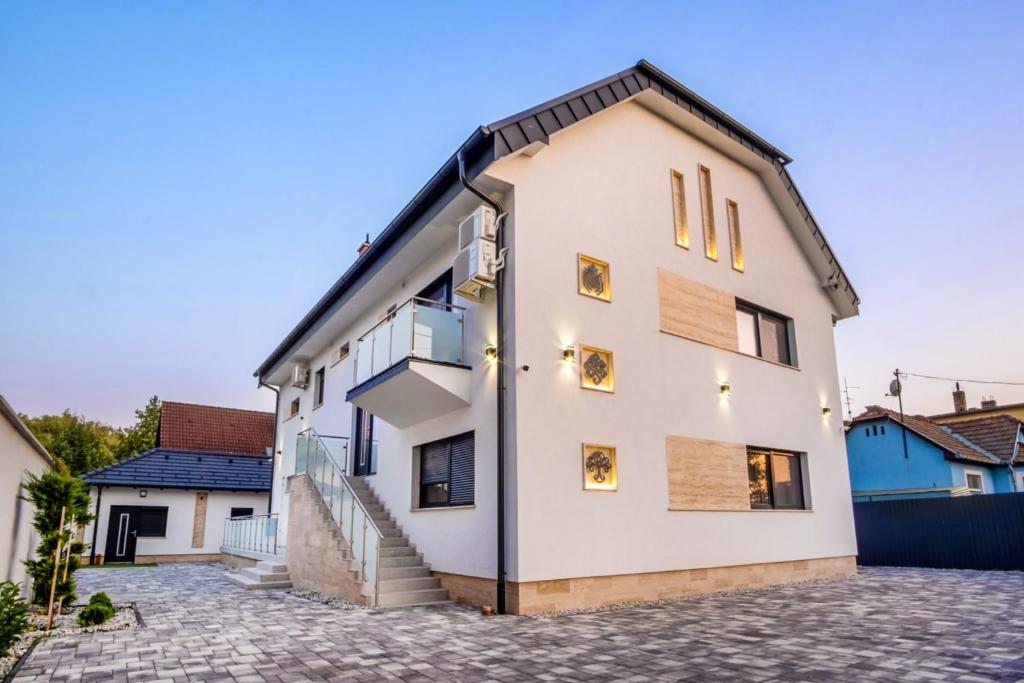biały dom z czarnym dachem w obiekcie MyFlat Premium Resort w Siófoku