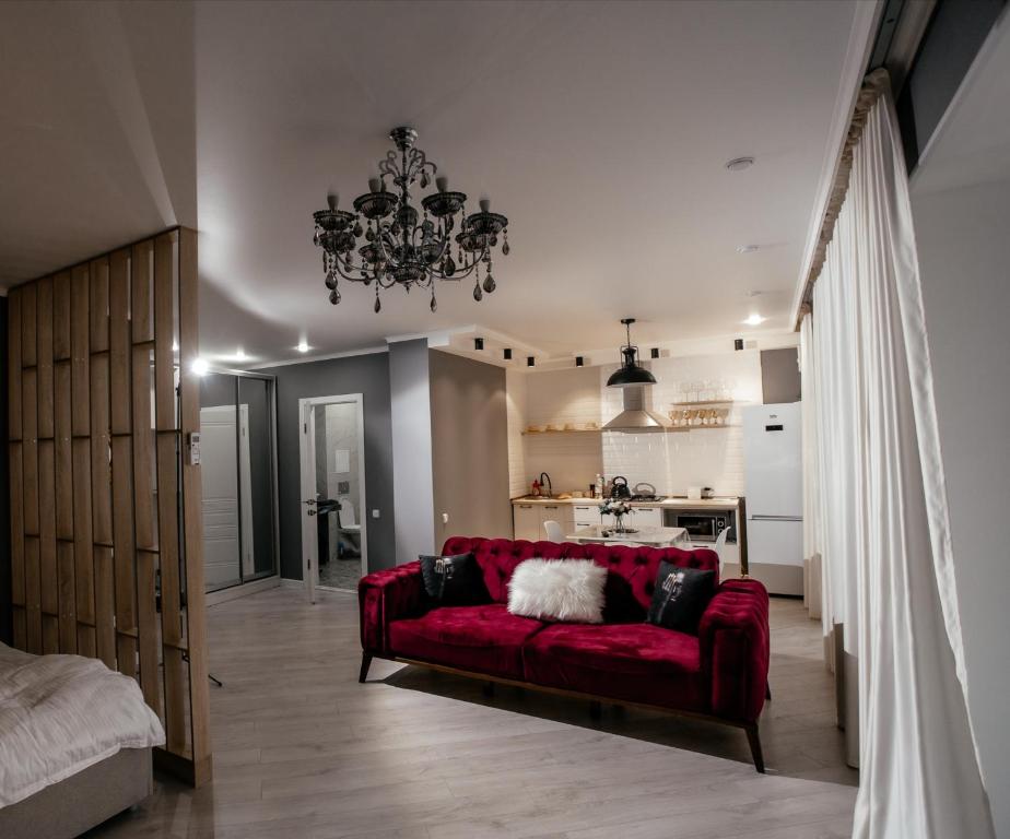 Zona d'estar a LUX 6 МКР дизайнерская комфортная студия с панорамными дверьми и большой лоджией