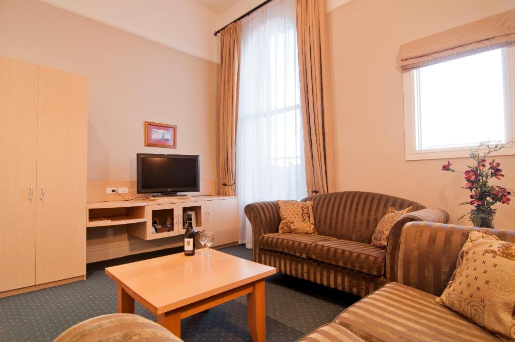 TV a/nebo společenská místnost v ubytování Brydone Hotel Oamaru