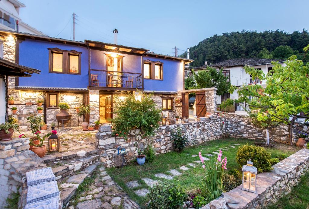 een groot huis met een stenen muur bij MAROYDA STONEHOUSE in Panayia