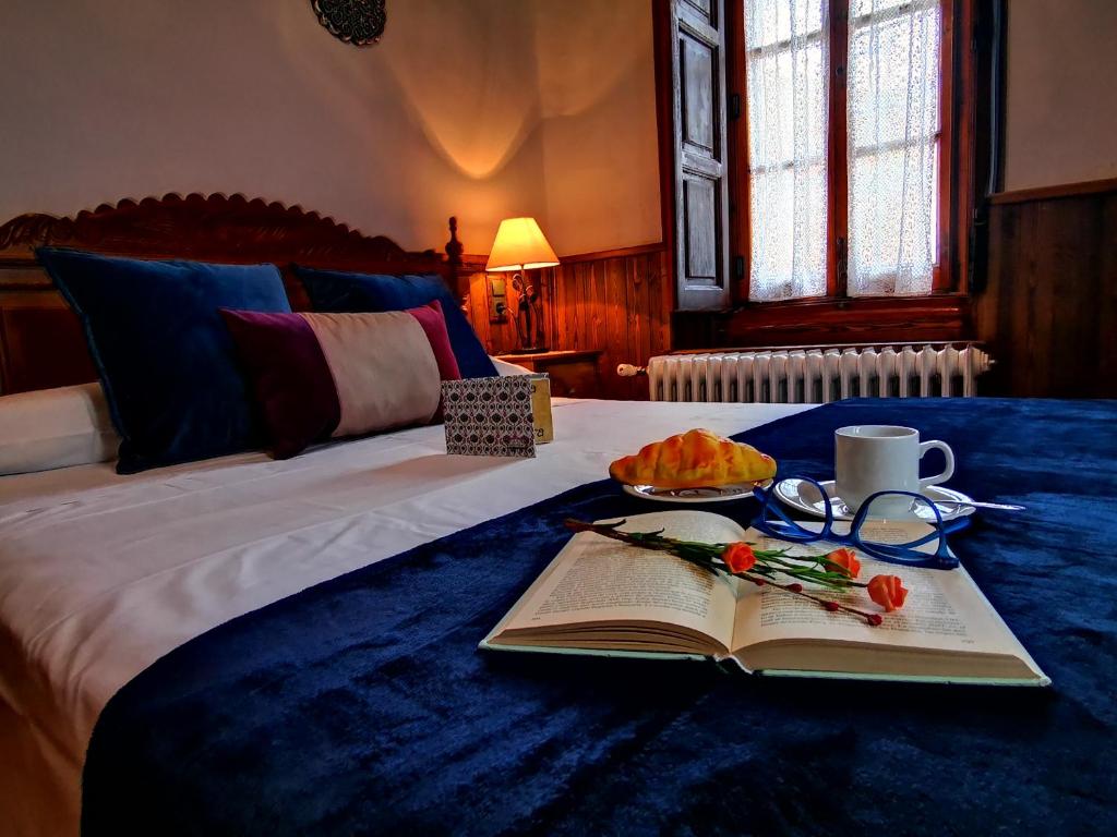 Una cama o camas en una habitación de Casa Rural Temática Spa Señorío de Montero