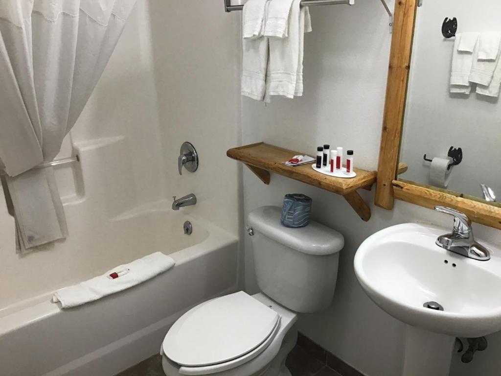 Super 8 by Wyndham Powell - Double Room With Three Double Beds - Non-Smoking