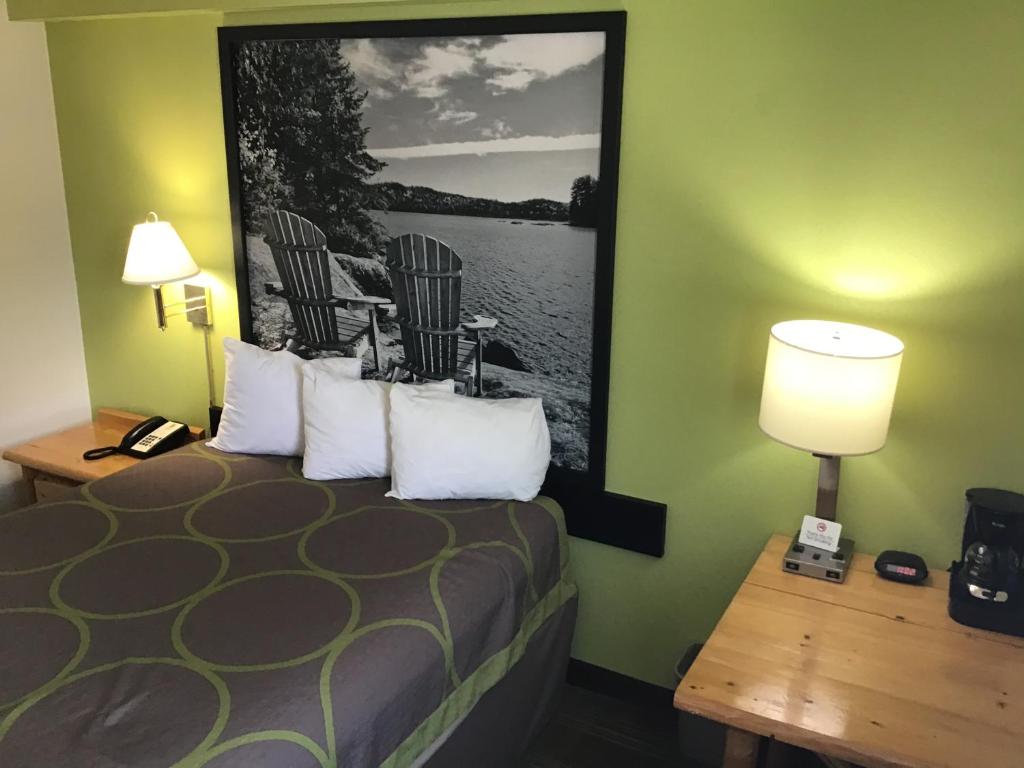 Super 8 by Wyndham Powell - Queen Room - Disability Access/Non-Smoking