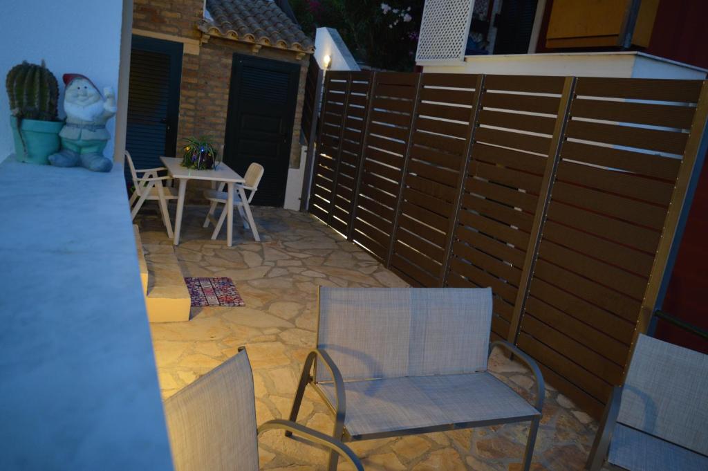 Patio nebo venkovní prostory v ubytování Glyfada New Era Home 107 Menigos Resort Apartments