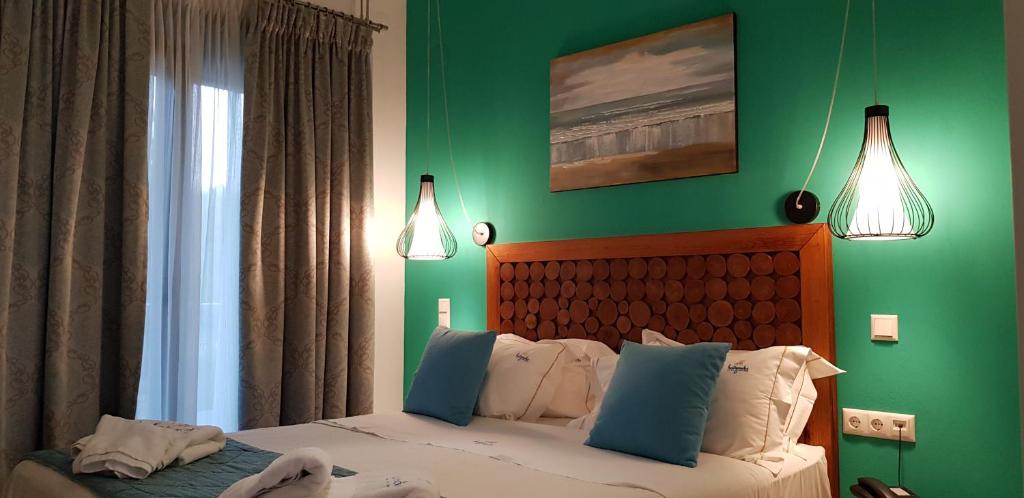 Posteľ alebo postele v izbe v ubytovaní Hatzoudis Luxury Suites