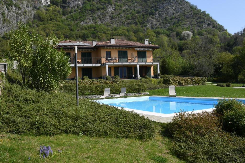 ein Haus mit Pool davor in der Unterkunft Apartment Gli Ulivi 4 - Tremezzina in Tremezzo