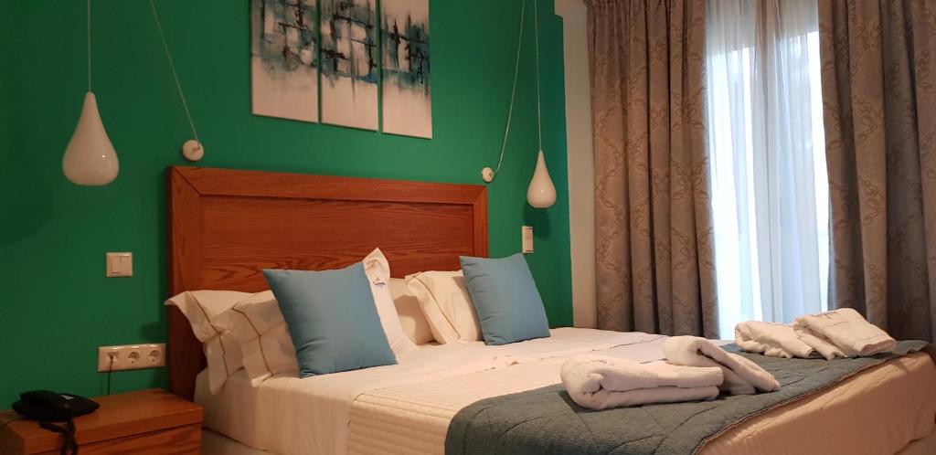Posteľ alebo postele v izbe v ubytovaní Hatzoudis Luxury Suites