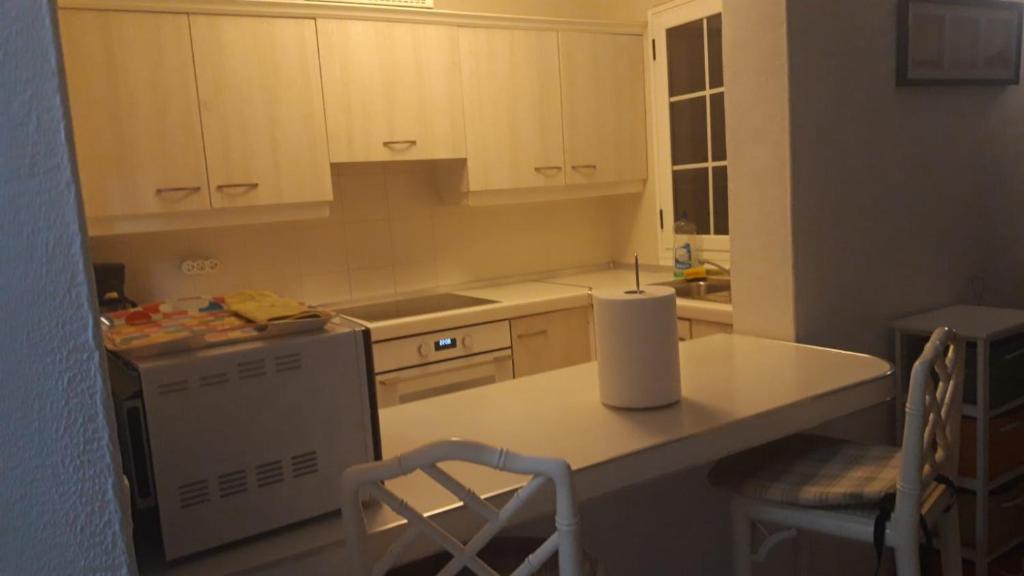 A kitchen or kitchenette at Bungalow Mariano 140