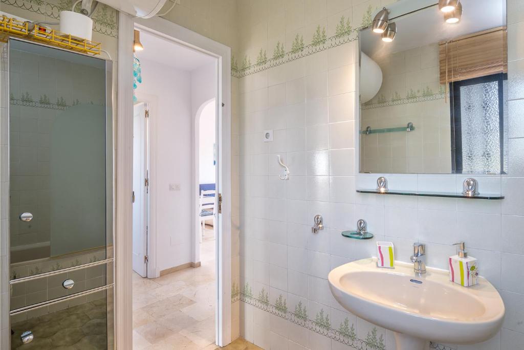łazienka z umywalką i lustrem w obiekcie Beach Apartment Las Acacias Torrenueva w mieście La Cala de Mijas