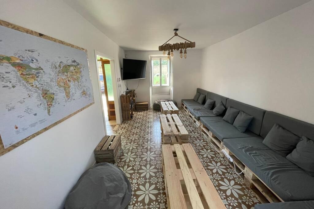 uma sala de estar com um sofá e um mapa na parede em Grip Surf Beach House Corrubedo em Corrubedo