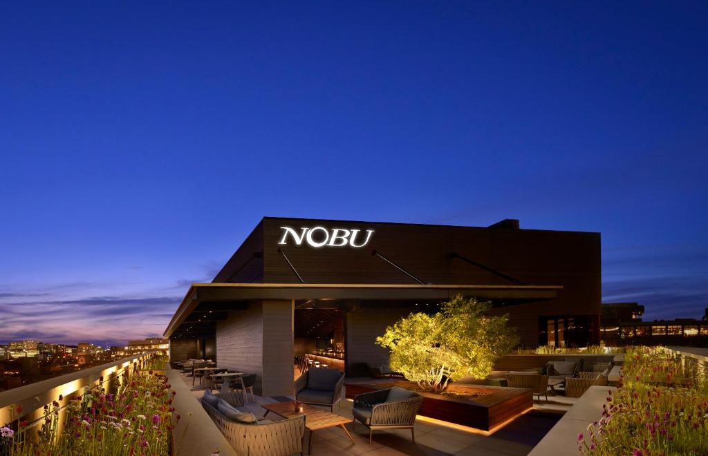 ein Nokia-Geschäft mit Stühlen und Tischen davor in der Unterkunft Nobu Hotel Chicago in Chicago