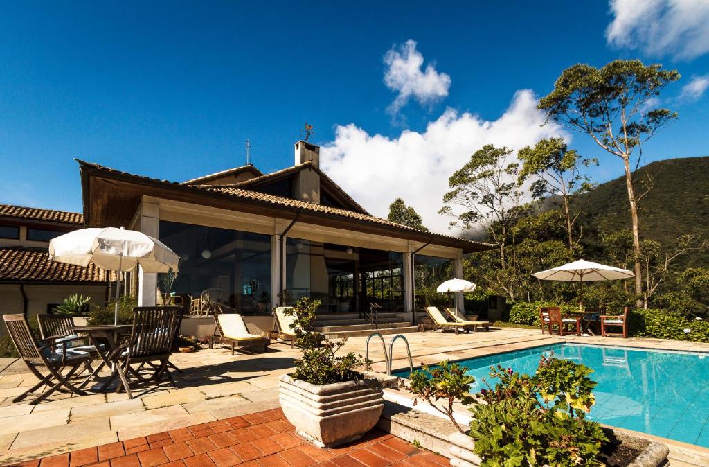 Villa con piscina y casa en Hotel São Gotardo, en Itamonte