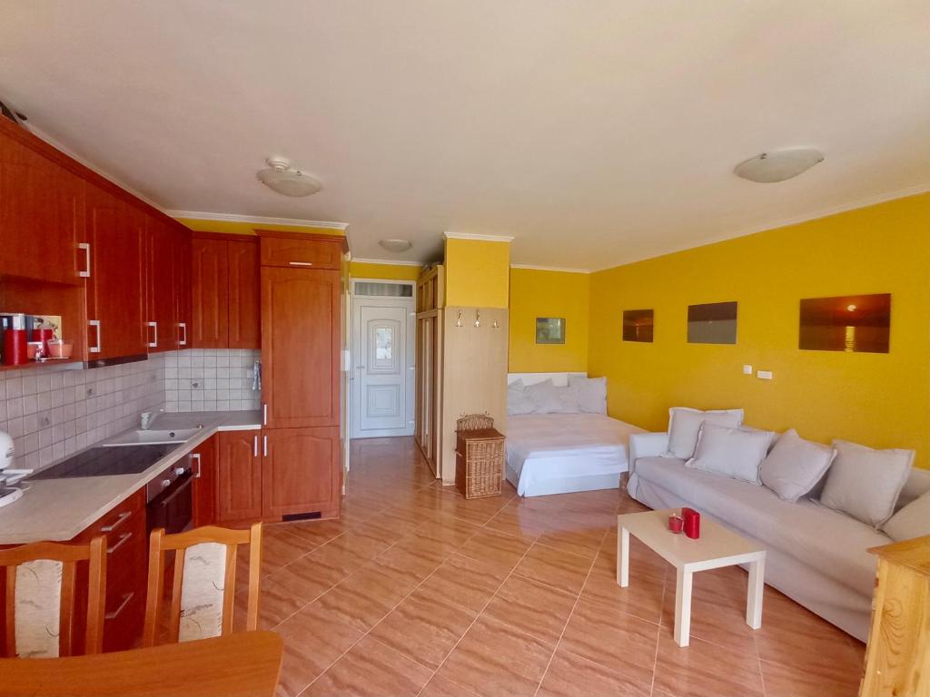 kuchnia i salon z kanapą w obiekcie Balaton BeachSide Apartman Siófok N3 w Siófoku