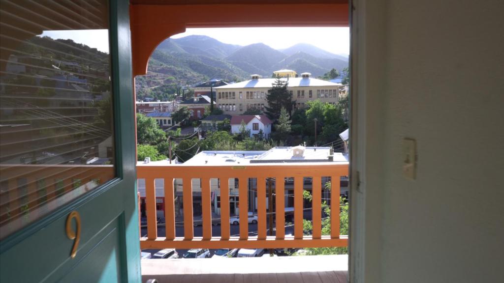 Nespecifikovaný výhled na hory nebo výhled na hory při pohledu z aparthotelu