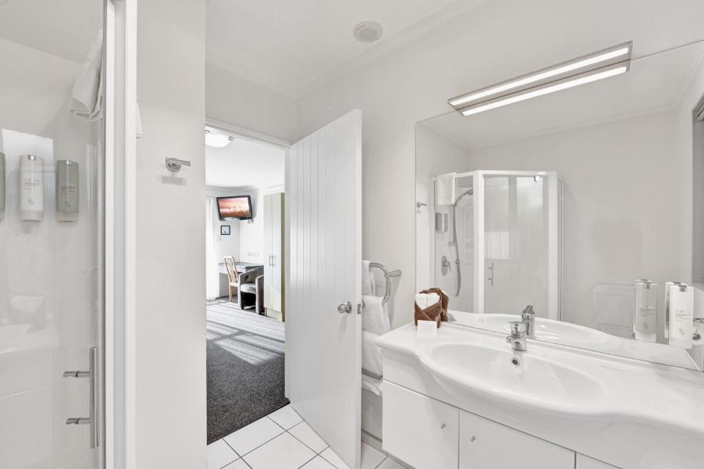 
Superior Studio Queen Twin
