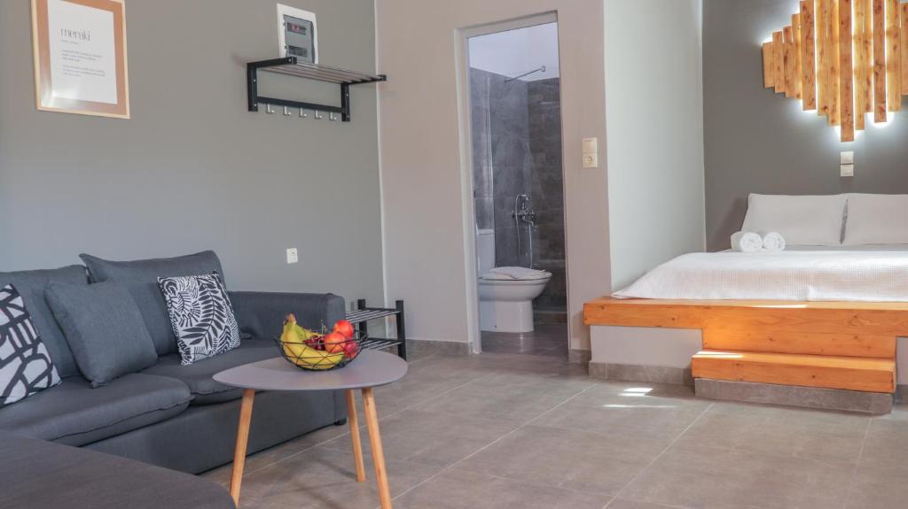 un soggiorno con divano e letto di Spitakia-Cozy & Comfy Apartments 10minutes from the airport a Artemida