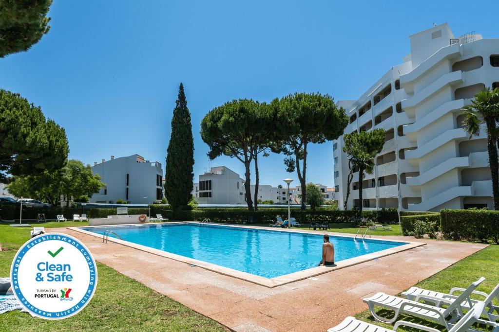 una piscina frente a un edificio en VILAMOURA MARINA C.A. APARTMENTS, en Vilamoura