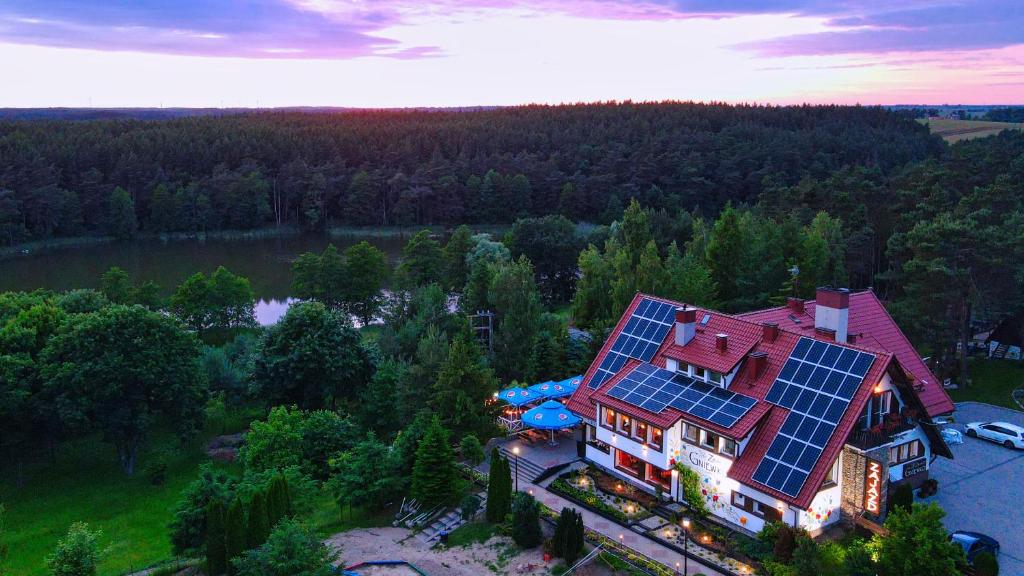 una vista aérea de una casa con paneles solares en Zajazd GNIEWKO en Mała Karczma