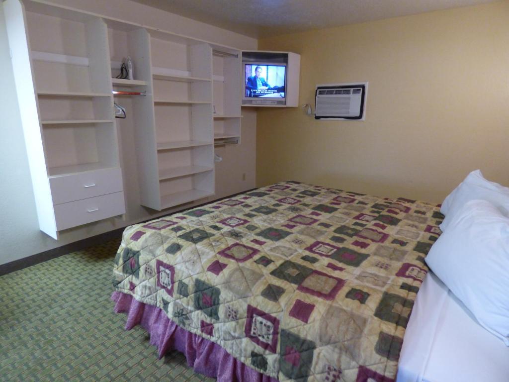 Postel nebo postele na pokoji v ubytování Coronada Inn & Suites