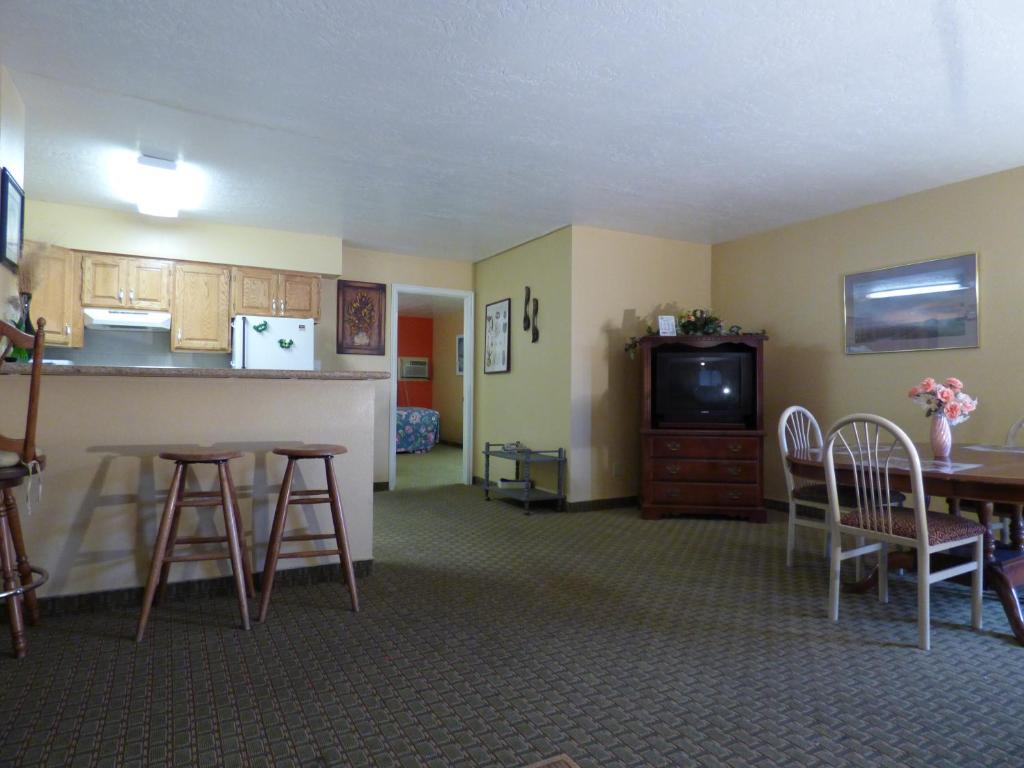 Kuchyň nebo kuchyňský kout v ubytování Coronada Inn & Suites