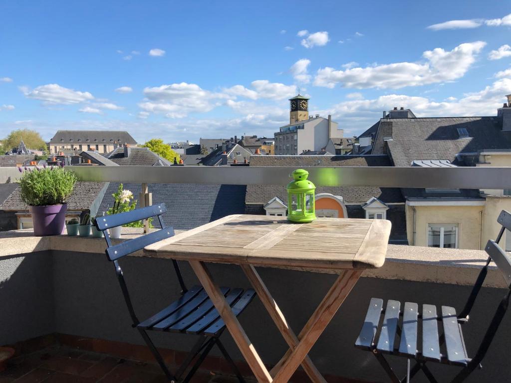 Una mesa y sillas en un balcón con vista. en Luxembourg city appartement 105m2 with balcony, en Luxemburgo