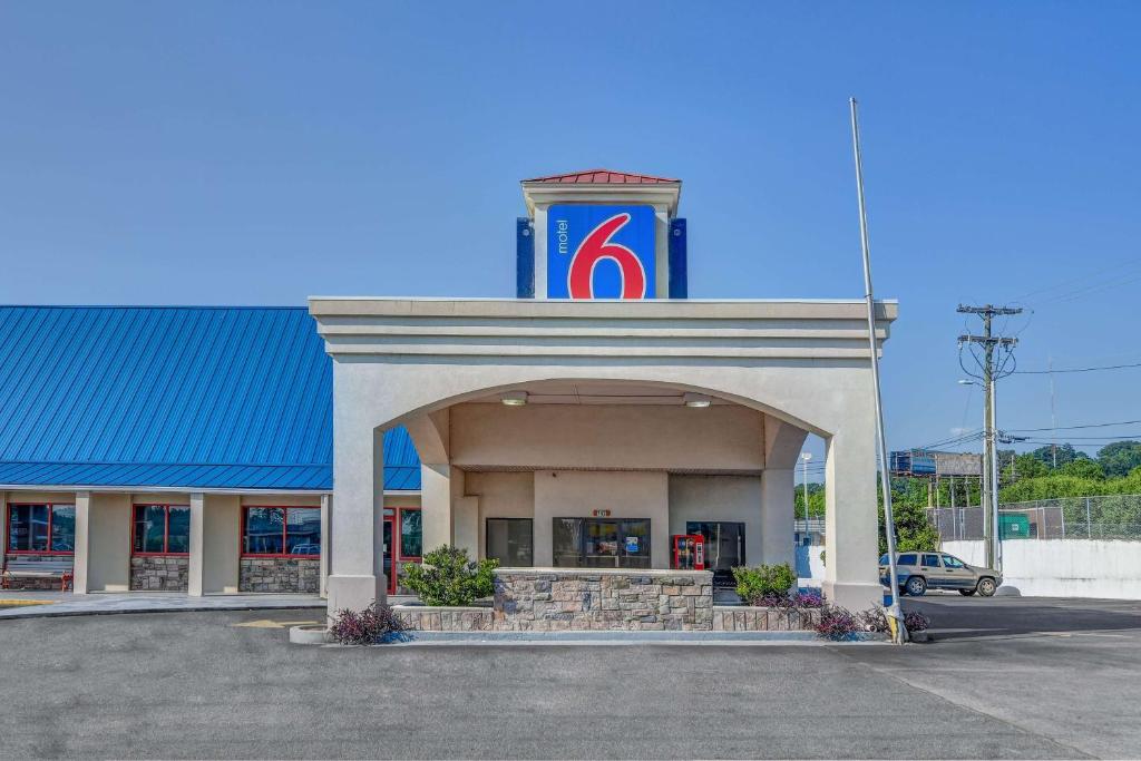 una tienda de pepsi con un edificio con una señal de pepsi en Motel 6-Calhoun, GA, en Calhoun