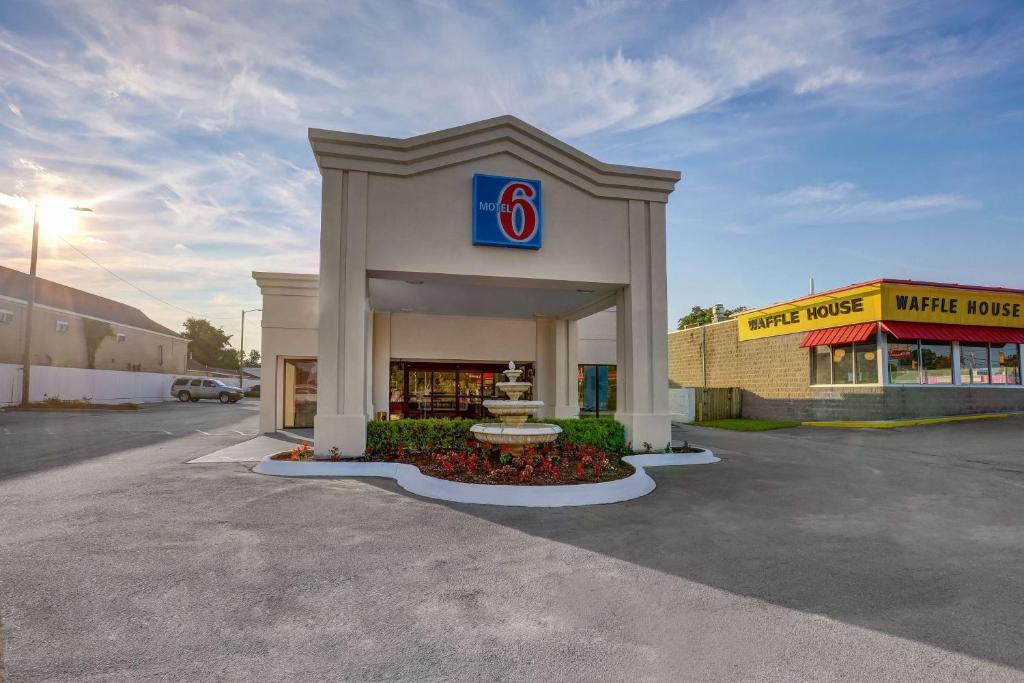 una tienda frente a la ejecución en Motel 6-Jacksonville, NC, en Jacksonville