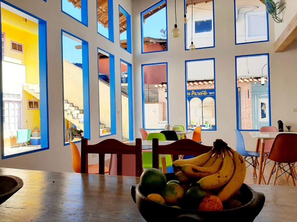 un bol de fruta en una mesa en una habitación con ventanas en Pouso do Sopé, en Paraty