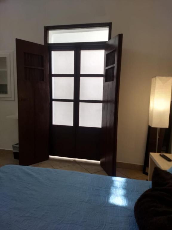 Postel nebo postele na pokoji v ubytování Carlota Guest House