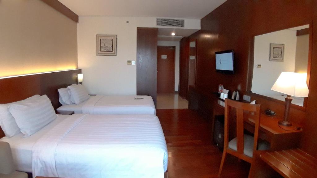 Postel nebo postele na pokoji v ubytování Oak Tree Emerald Hotel & Coventions Semarang
