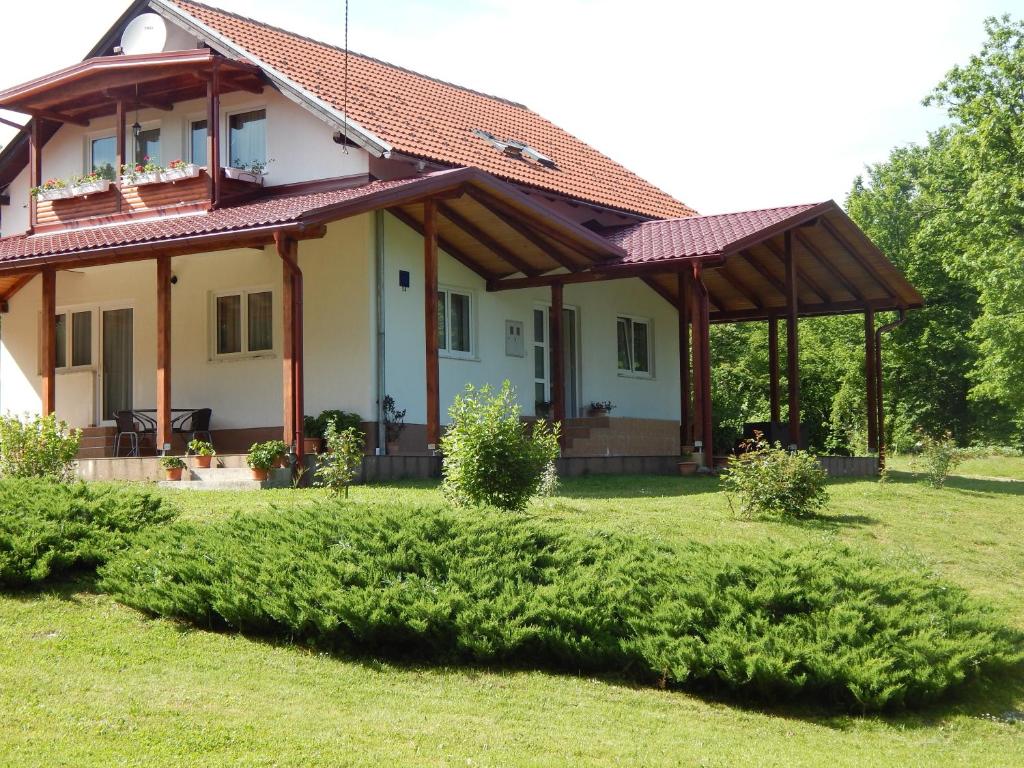 a house with a gazebo in a yard at Guesthouse Abrlic in Seliste Dreznicko