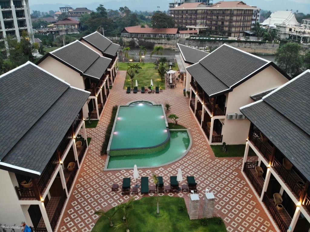 een luchtzicht op de binnenplaats van een resort bij Saksiri Riverside Boutique Hotel in Vang Vieng