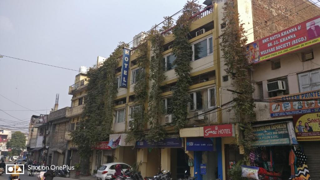 ein Gebäude mit nebenstehenden Pflanzen in der Unterkunft Samrat Hotel in Ludhiana
