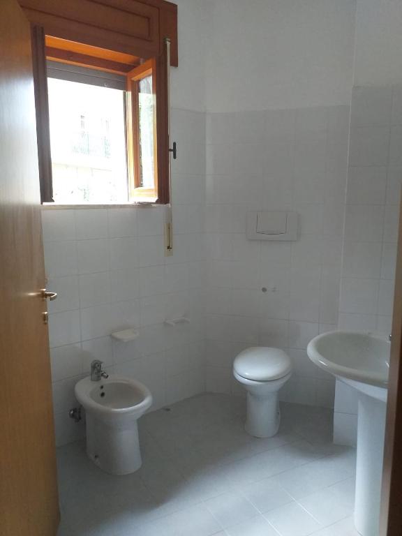 Łazienka w obiekcie Room in BB - Spacious triple room a stones throw from the sea