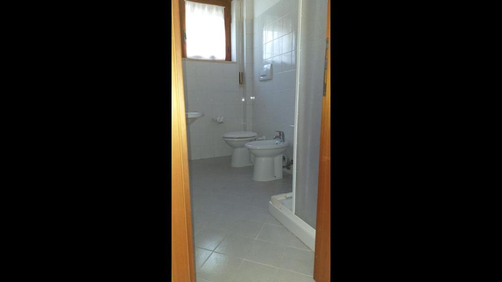 Łazienka w obiekcie Room in BB - Spacious quadruple room a stones throw from the sea
