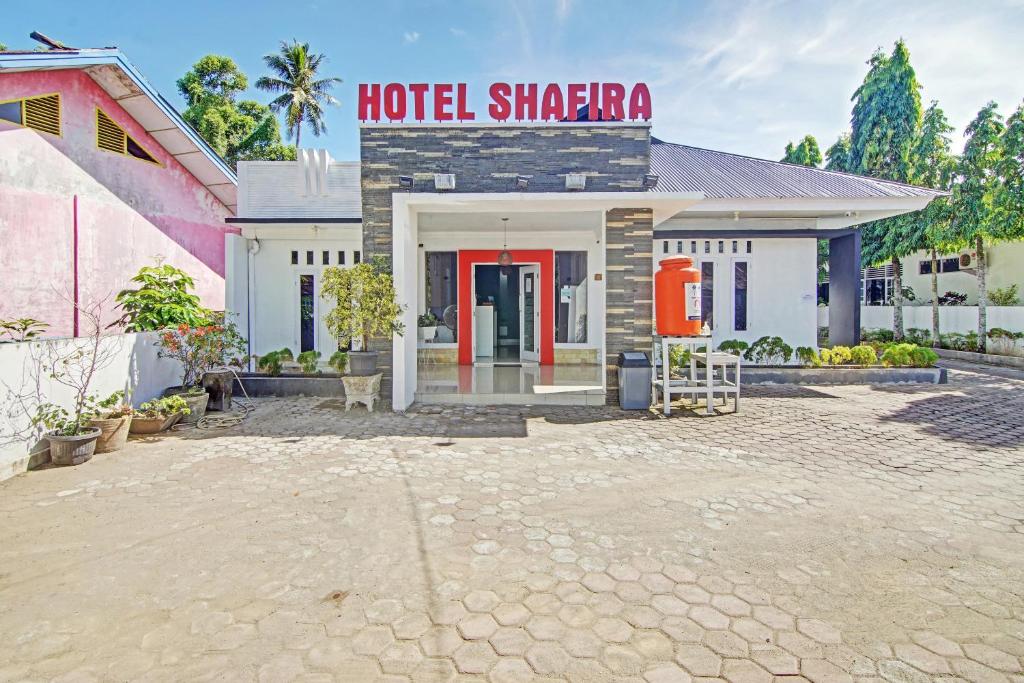 un hôtel shkaena avec un panneau indiquant l'hôtel shkaena dans l'établissement Hotel Shafira Pariaman Syariah Mitra RedDoorz, à Pariaman