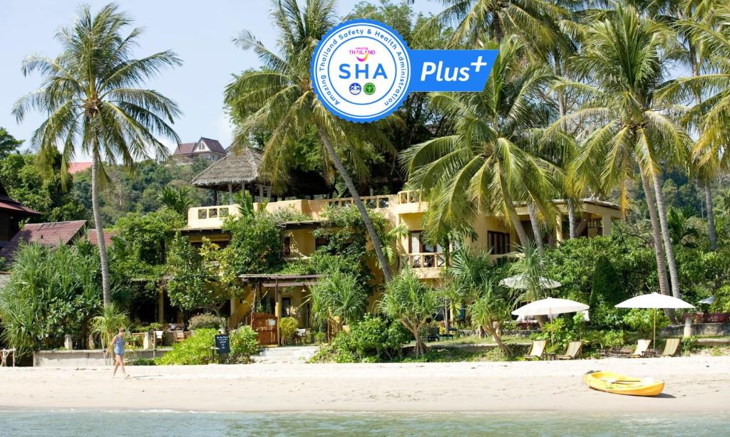 un hotel sulla spiaggia di fronte a un resort di Vacation Village Phra Nang Lanta - SHA Extra Plus a Ko Lanta