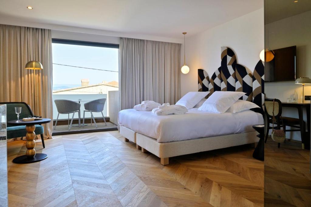 Postel nebo postele na pokoji v ubytování Hôtel & Spa Rocabella