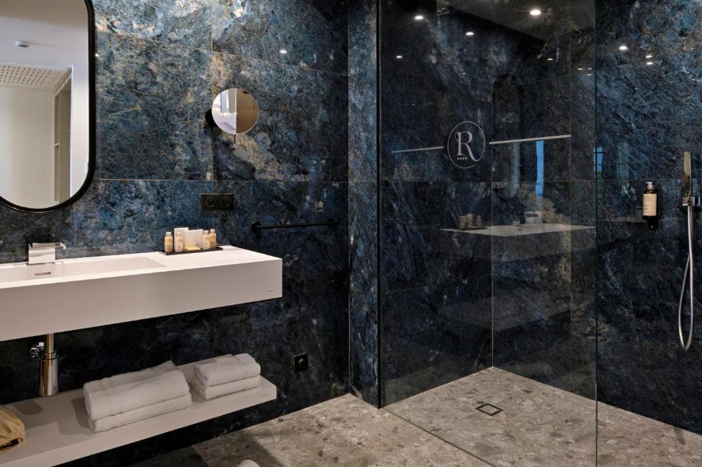 Koupelna v ubytování Hôtel & Spa Rocabella