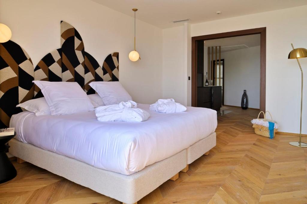 Postel nebo postele na pokoji v ubytování Hôtel & Spa Rocabella