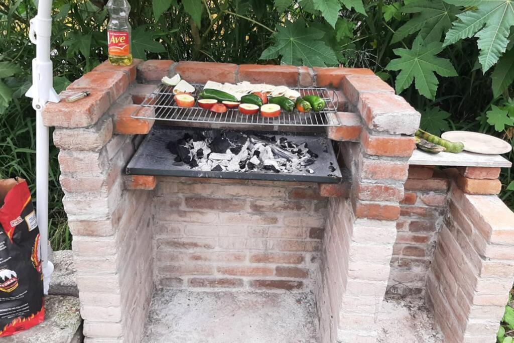 Gril dostupný pro hosty v hostelu